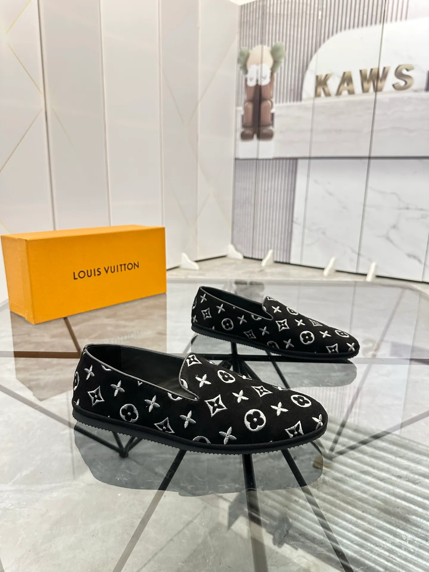 Selling men's shoes 💰: 💰P460¥ Product trademark: LV* "Louis Vuitton*" slip-on shoes, lazy shoes, regular size: 38-44. (can be customized to 45.) Product materials: imported first-layer nubuck leather upper, water-dyed cowhide lining, original outsole. No.: D301